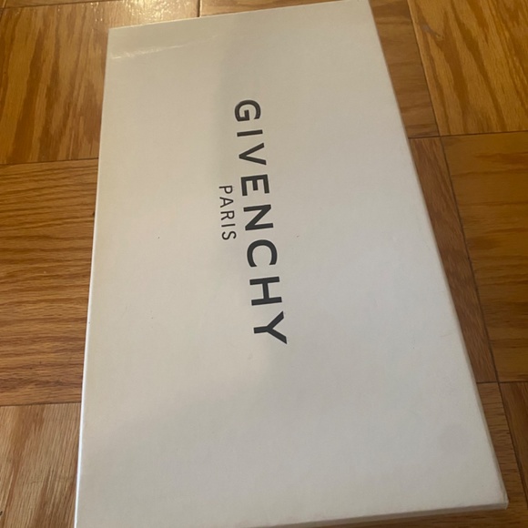 Givenchy Sneakes - Picture 4 of 5